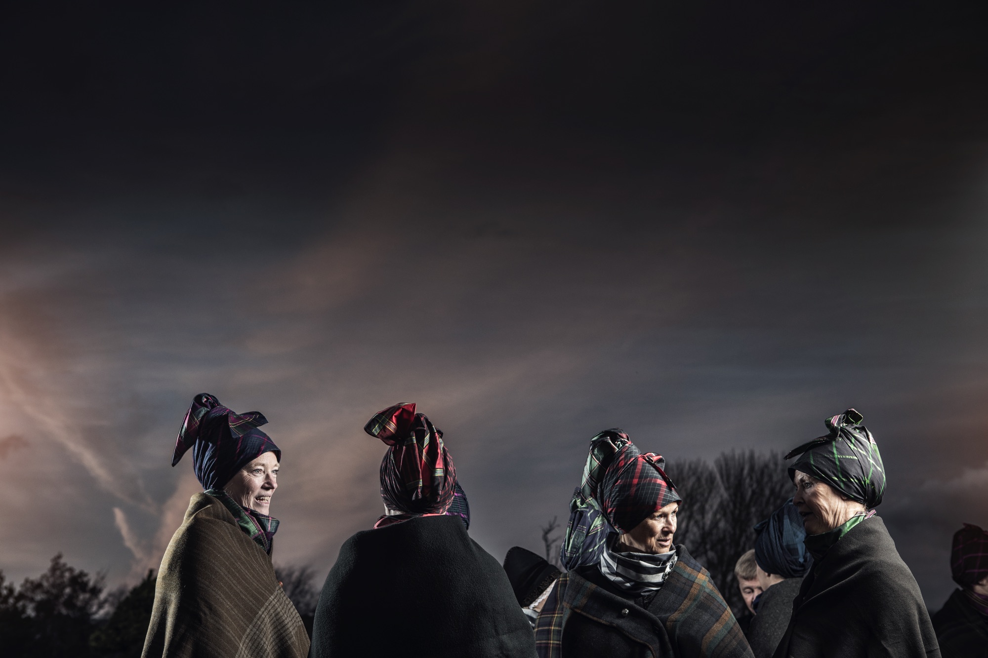 Foto af kvinder i Fanødragt – Kvinder i dragt på Fanø – fotografi af Ole Joern