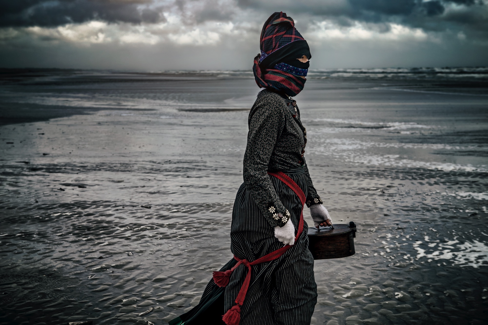 Kvinder i Fanødragt med strude (maske) – ormegraver på Fanø – fotografi af Ole Joern FANØ DAGBOG