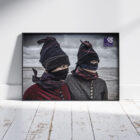 Plakat af foto af to kvinder i Fanødragt med strude (maske) – Ormegravere på Fanø – fotografi af Ole Joern billedet hænger på Fanø Bryghus